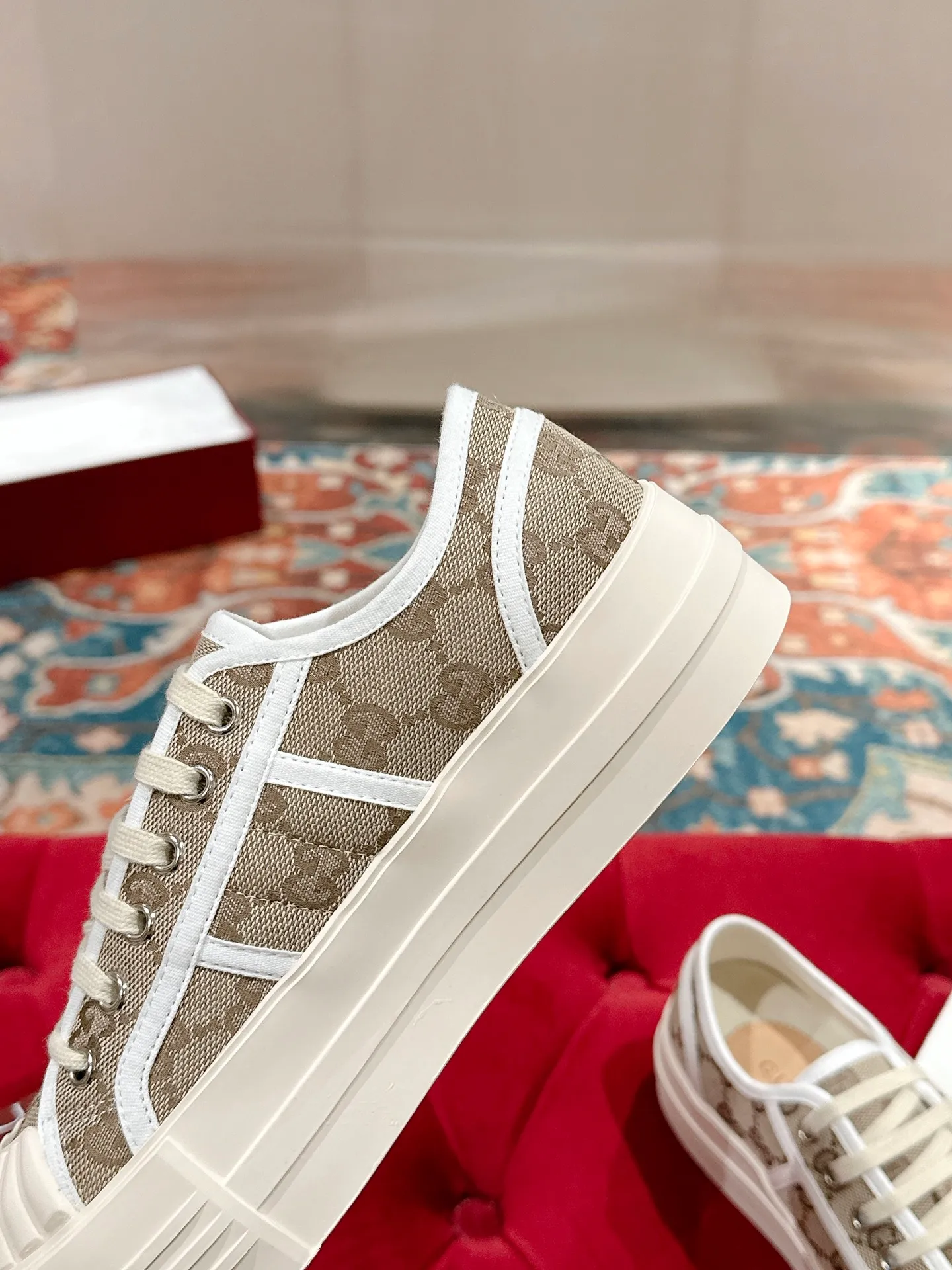 👟👟Ex-factory price 520👟👟 Women's models are new🆕 Arrival Gucci tennis 1977 classic Loft series canvas shoes... 2025 hot recommended model, G+1977×Disney cooperation series... GG canvas is made of finished products and incorporates brand elements. The retro style is rich, the classics and feelings are perfect for recall! Each color fabric developed by the original version is customized by the original version, and we pursue the ultimate in large-scale products! Market-level top version ⚠ Fabric: Customized GG cloth electric embroidery/5D washed distressed canvas Lining: Customized terry cloth lining (the feet are fitted and cannot be disassembled) Outsole: Original molded TPU two-color outsole Size: 35-40 (41 customized)